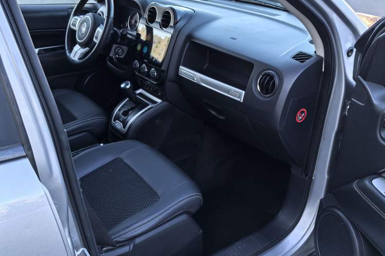 Used Jeep Compass 2014 Revised Version 2.4L Four-Wheel Drive Comfort Edition Interior 3