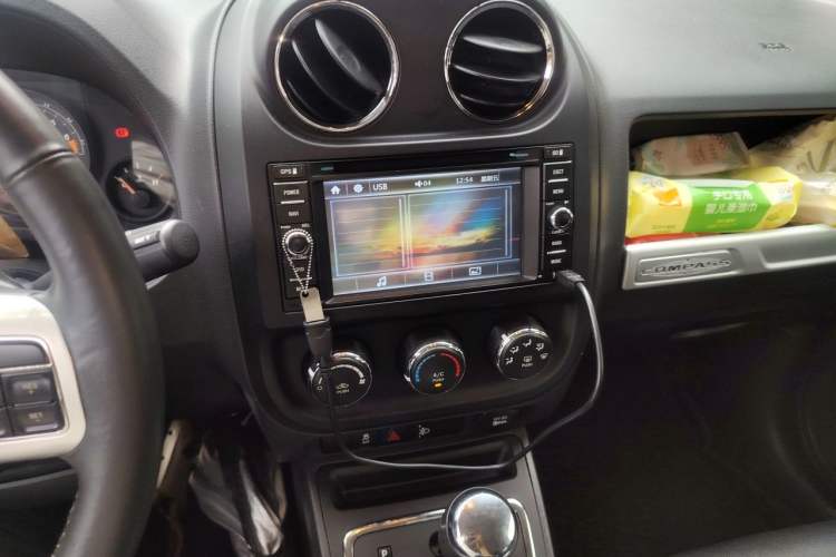 Used Jeep Compass 2014 2.4L four-wheel drive sport version Audio And AC Panel