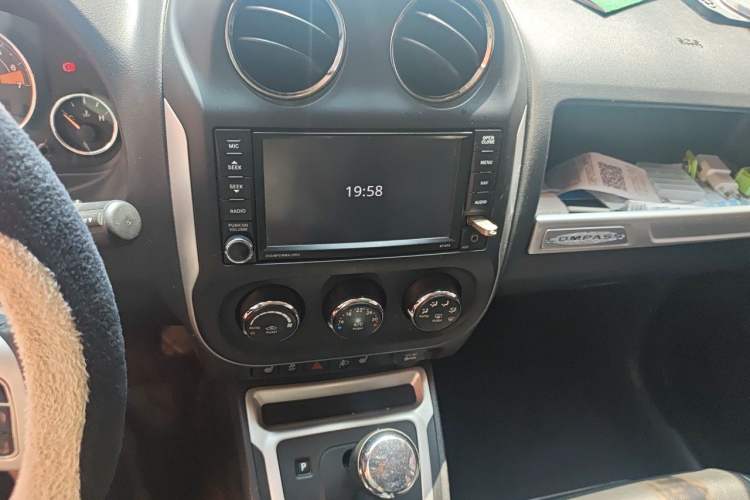 Used Jeep Compass 2014 2.0L two-wheel drive luxury version Audio And AC Panel