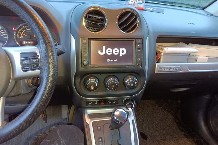 Used Jeep Compass 2014 2.4L four-wheel drive luxury navigation version Audio And AC Panel