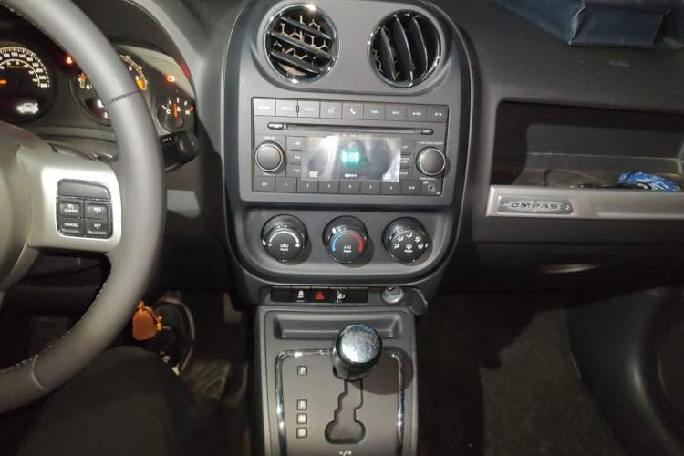 Used Jeep Compass 2014 2.0L two-wheel drive sport version Audio And AC Panel