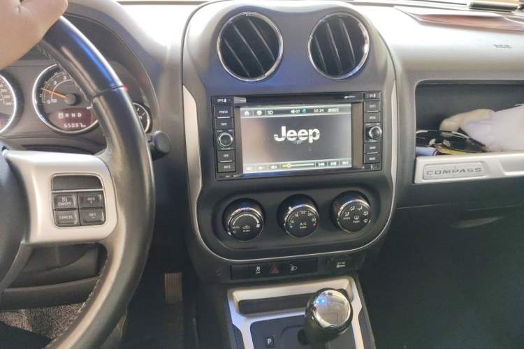 Used Jeep Compass 2014 2.4L four-wheel drive sport version Audio And AC Panel