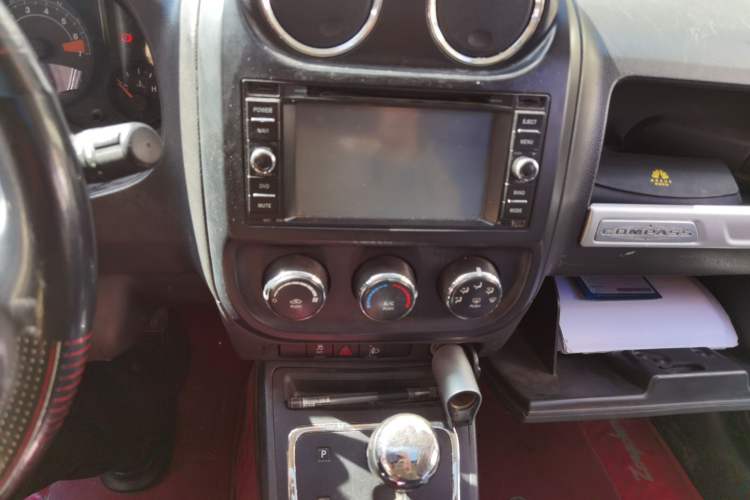 Used Jeep Compass 2014 2.0L two-wheel drive sport version Audio And AC Panel