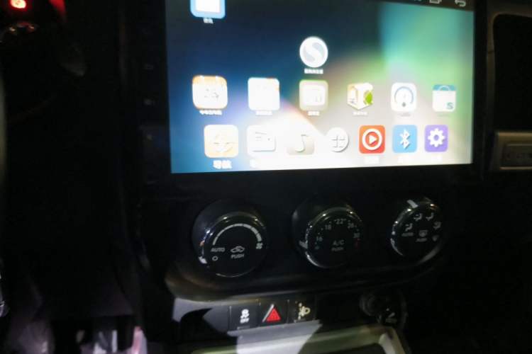 Used Jeep Compass 2014 Revised Version 2.4L Four-Wheel Drive Comfort Edition Audio And AC Panel