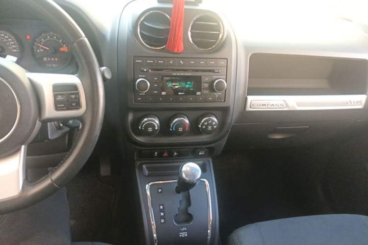 Used Jeep Compass 2014 2.4L four-wheel drive sport version Audio And AC Panel