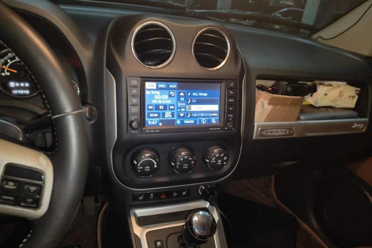 Used Jeep Compass 2014 2.4L four-wheel drive luxury version Audio And AC Panel