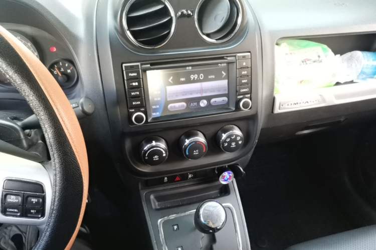 Used Jeep Compass 2014 2.0L two-wheel drive sport version Audio And AC Panel