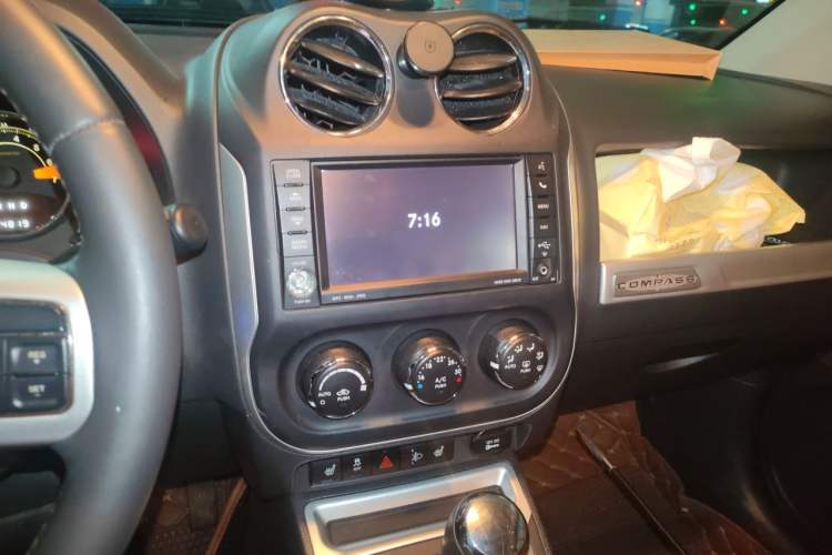 Used Jeep Compass 2014 Revised Version 2.4L Four-Wheel Drive Luxury Navigation Edition Audio And AC Panel