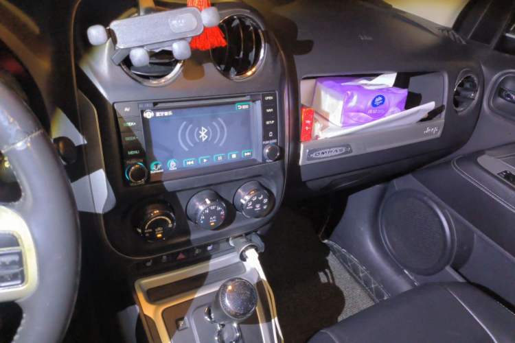 Used Jeep Compass 2014 2.0L two-wheel drive luxury version Audio And AC Panel