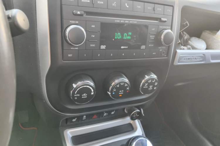 Used Jeep Compass 2014 2.0L two-wheel drive luxury version Audio And AC Panel