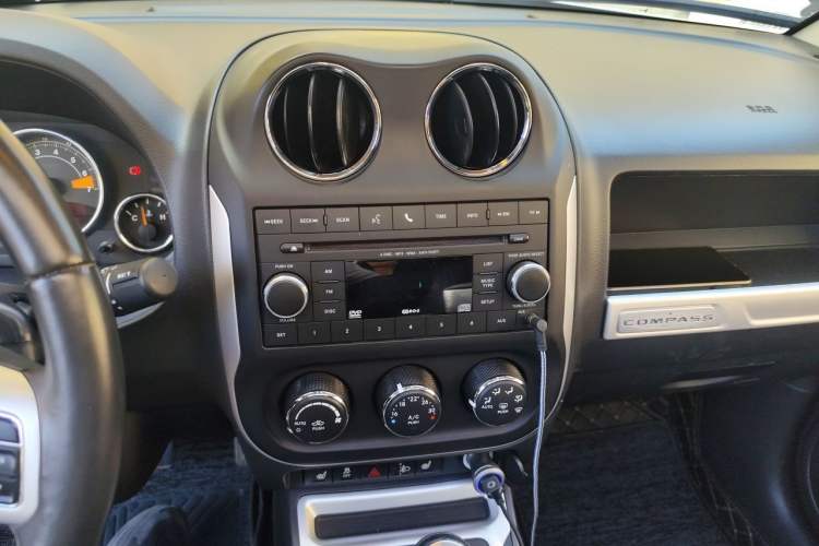 Used Jeep Compass 2014 2.4L four-wheel drive luxury version Audio And AC Panel