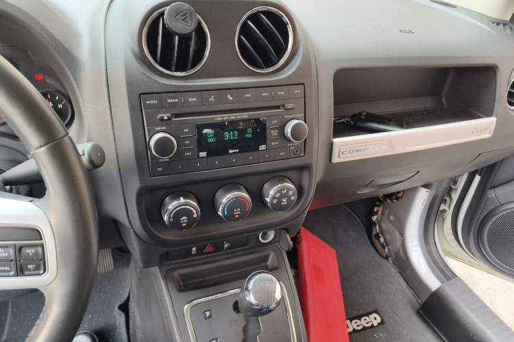 Used Jeep Compass 2014 Revised Version 2.0L Two-Wheel Drive Entry-Level Edition Audio And AC Panel