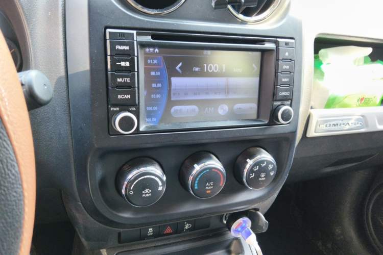 Used Jeep Compass 2014 2.0L two-wheel drive sport version Audio And AC Panel