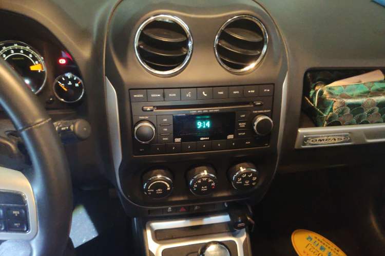 Used Jeep Compass 2014 Revised Version 2.4L Four-Wheel Drive Comfort Edition Audio And AC Panel