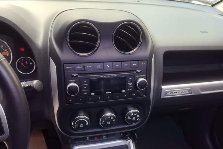 Used Jeep Compass 2014 Revised Version 2.4L Four-Wheel Drive Comfort Edition Audio And AC Panel