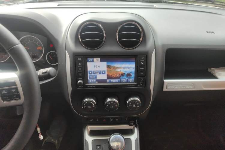Used Jeep Compass 2014 2.4L four-wheel drive luxury navigation version Audio And AC Panel