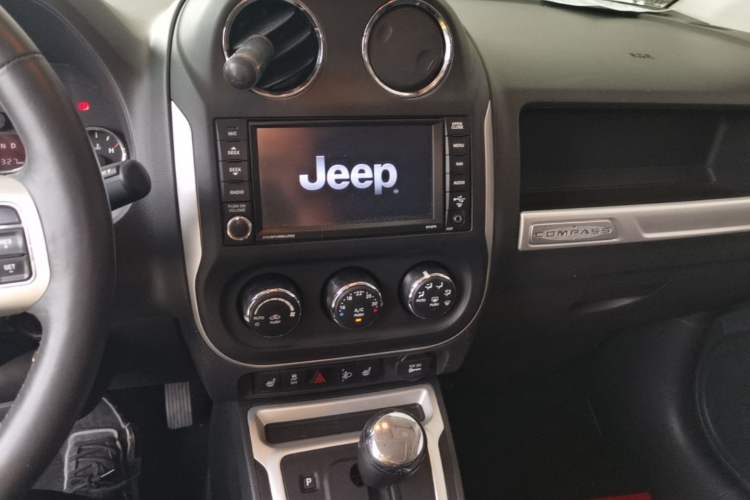 Used Jeep Compass 2014 2.4L four-wheel drive luxury navigation version Audio And AC Panel