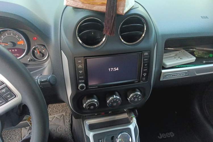 Used Jeep Compass 2014 Revised Version 2.4L Four-Wheel Drive Comfort Edition Audio And AC Panel