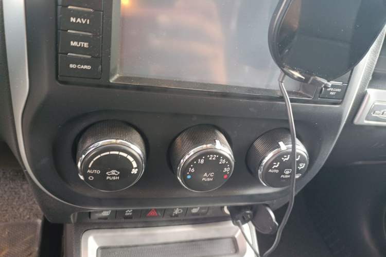 Used Jeep Compass 2014 Revised Version 2.4L Four-Wheel Drive Luxury Edition Audio And AC Panel