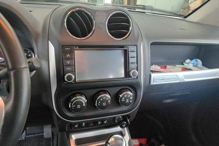 Used Jeep Compass 2014 2.0L two-wheel drive luxury version Audio And AC Panel
