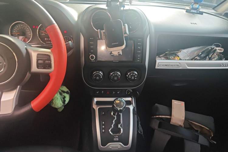 Used Jeep Compass 2014 Revised Version 2.4L Four-Wheel Drive Luxury Navigation Edition Audio And AC Panel