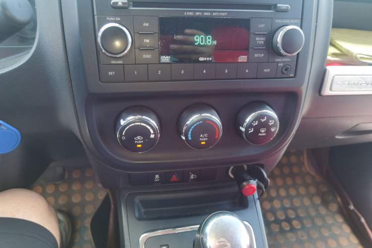 Used Jeep Compass 2014 2.4L four-wheel drive sport version Audio And AC Panel