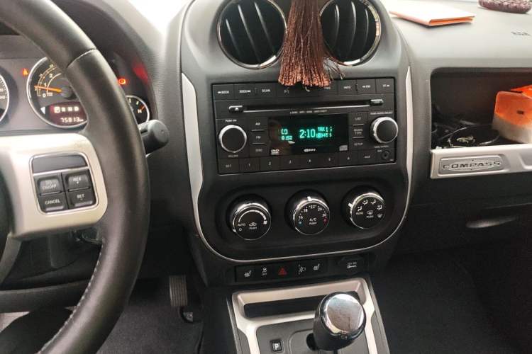 Used Jeep Compass 2014 2.4L four-wheel drive luxury version Audio And AC Panel