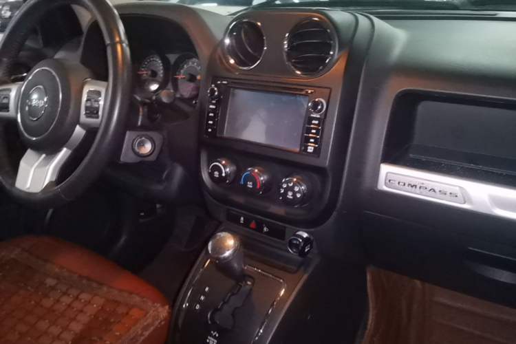 Used Jeep Compass 2014 2.0L two-wheel drive urban version Audio And AC Panel