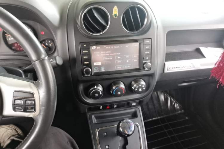 Used Jeep Compass 2014 2.4L four-wheel drive sport version Audio And AC Panel