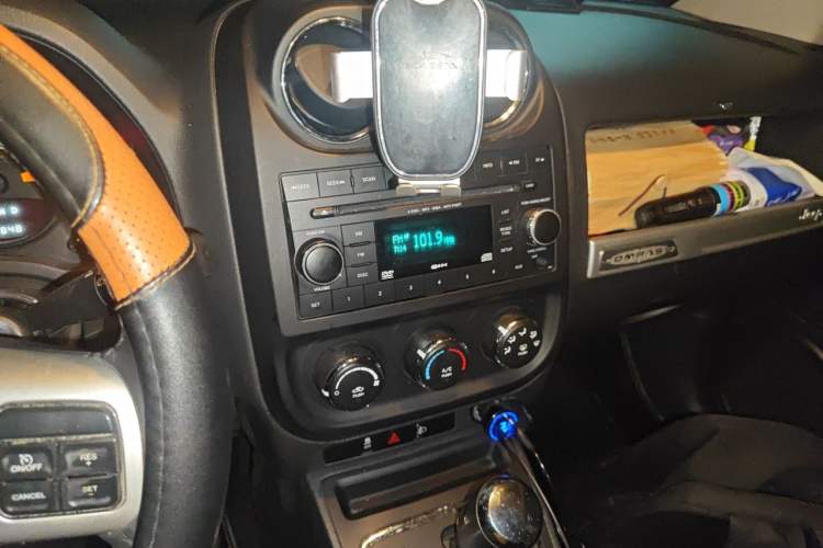 Used Jeep Compass 2014 2.0L two-wheel drive sport version Audio And AC Panel