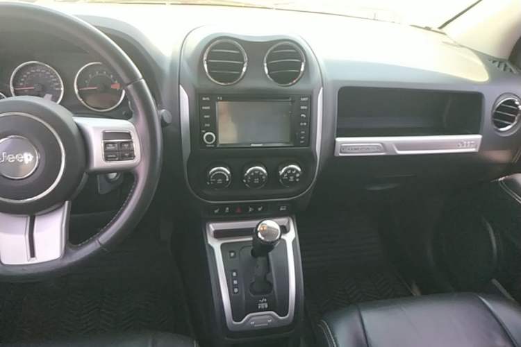 Used Jeep Compass 2014 Revised Version 2.4L Four-Wheel Drive Luxury Edition Audio And AC Panel