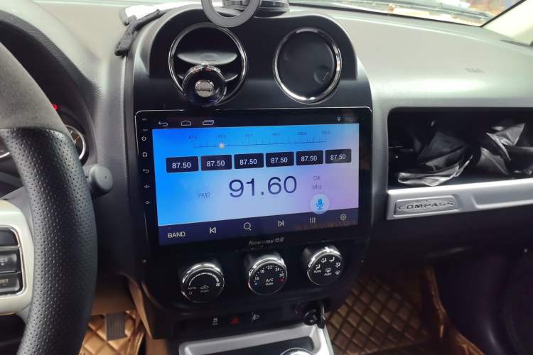 Used Jeep Compass 2014 2.4L four-wheel drive sport version Audio And AC Panel