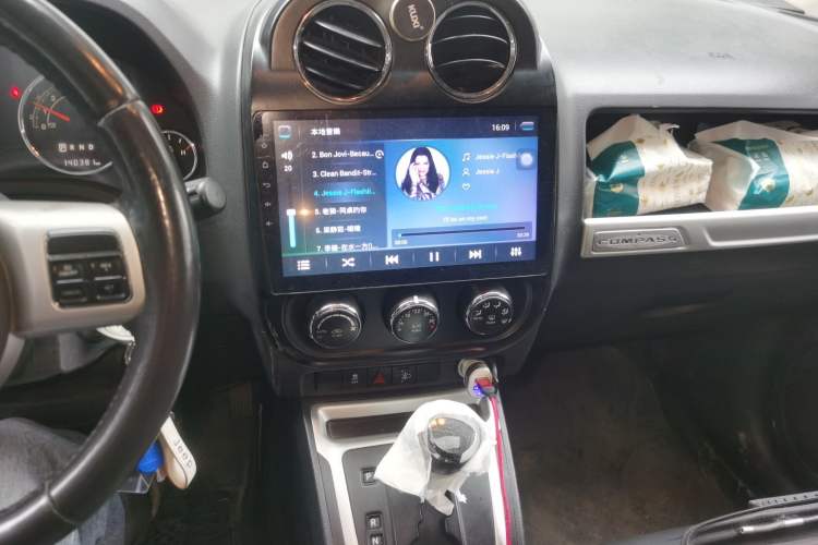 Used Jeep Compass 2014 2.4L four-wheel drive sport version Audio And AC Panel