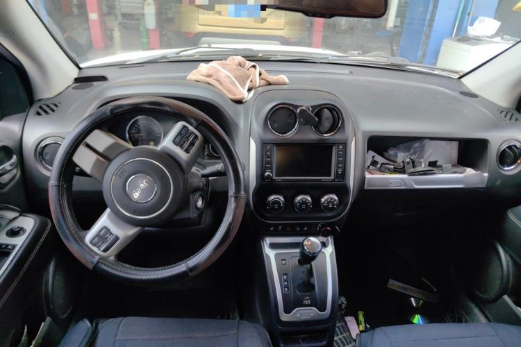 Used Jeep Compass 2014 Revised Version 2.0L Two-Wheel Drive Elite Edition Center Console