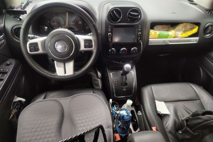 Used Jeep Compass 2014 2.4L four-wheel drive sport version Center Console