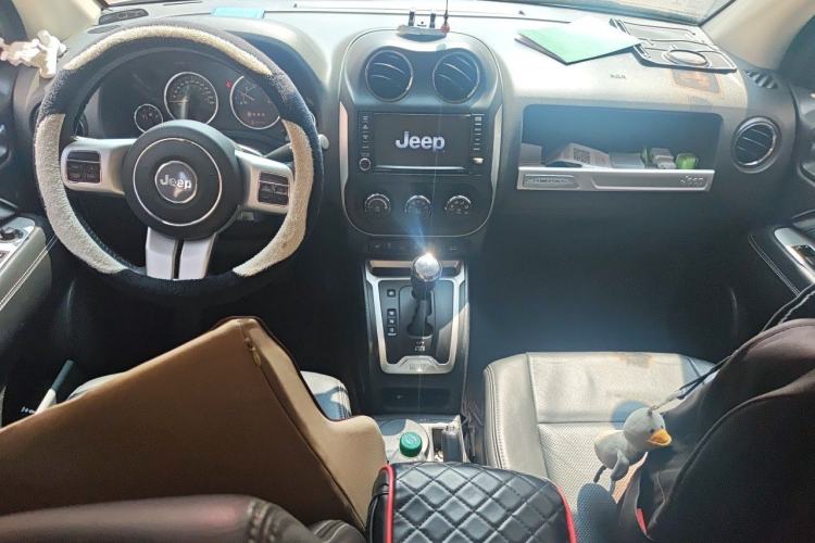 Used Jeep Compass 2014 2.0L two-wheel drive luxury version Center Console