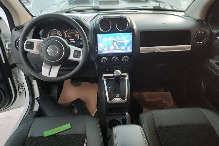 Used Jeep Compass 2014 Revised Version 2.4L Four-Wheel Drive Comfort Edition Center Console