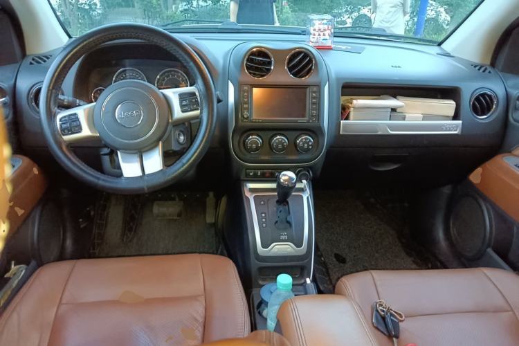 Used Jeep Compass 2014 2.4L four-wheel drive luxury navigation version Center Console