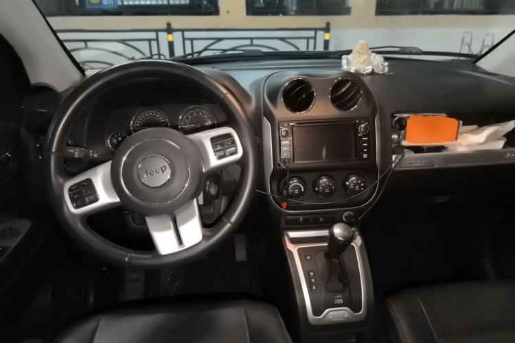 Used Jeep Compass 2014 Revised Version 2.4L Four-Wheel Drive Comfort Edition Center Console