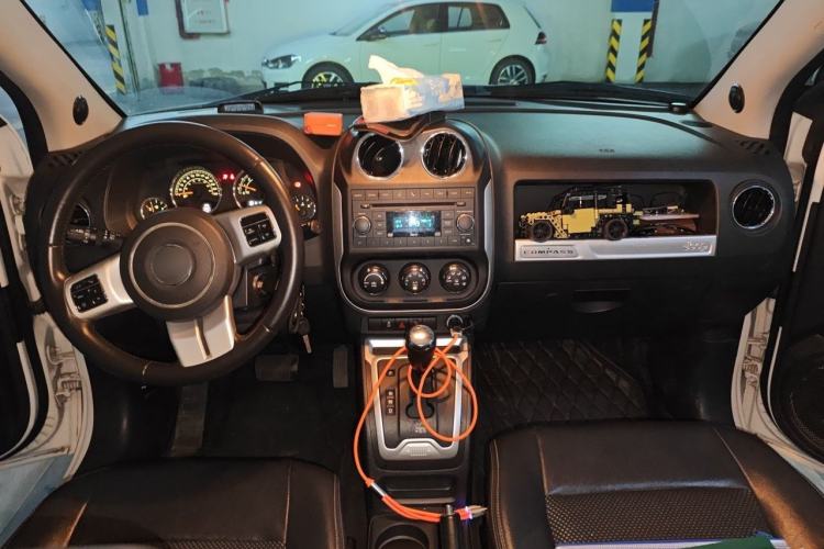 Used Jeep Compass 2014 Revised Version 2.4L Four-Wheel Drive Comfort Edition Center Console