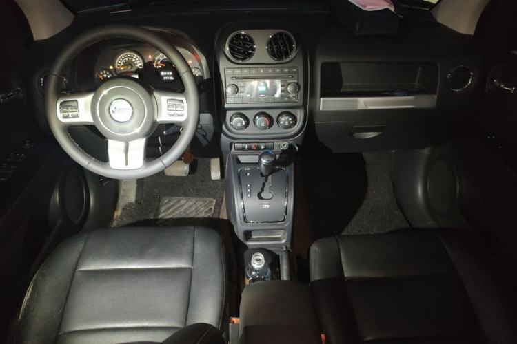 Used Jeep Compass 2014 2.0L two-wheel drive sport version Center Console