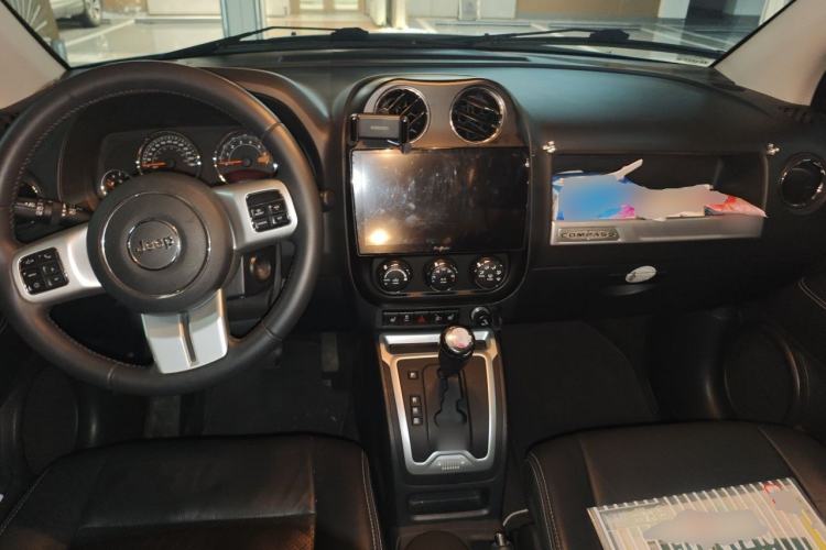 Used Jeep Compass 2014 Revised Version 2.0L Two-Wheel Drive Elite Edition Center Console