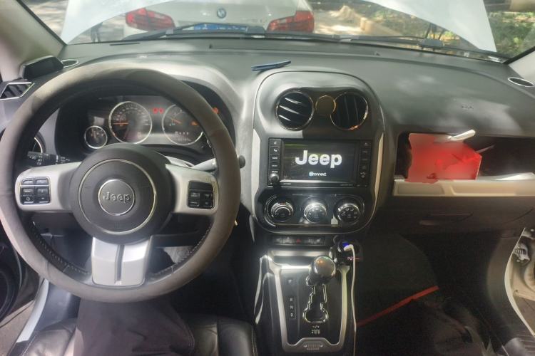 Used Jeep Compass 2014 2.0L two-wheel drive luxury version Center Console