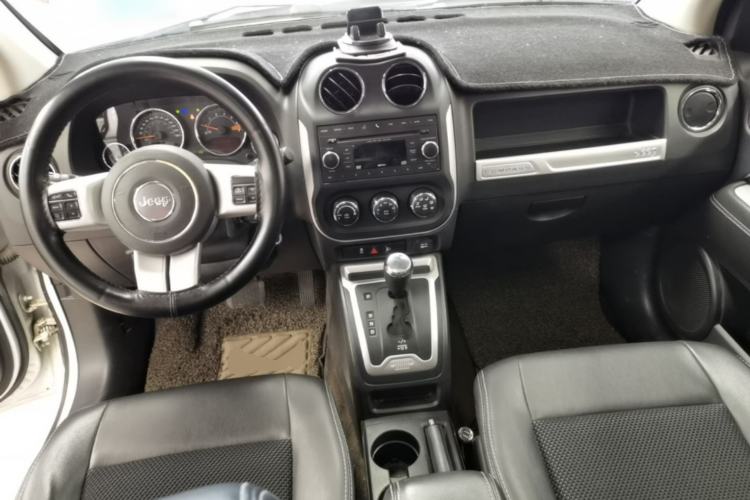Used Jeep Compass 2014 Revised Version 2.4L Four-Wheel Drive Comfort Edition Center Console