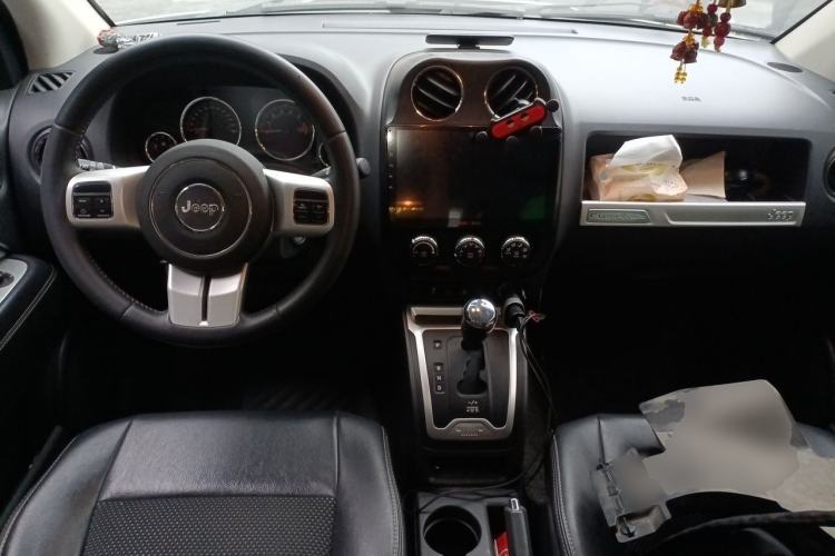 Used Jeep Compass 2014 2.4L Four-Wheel Drive Serpentine Collection Edition Center Console