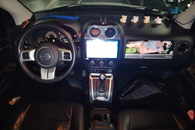 Used Jeep Compass 2014 2.0L two-wheel drive luxury version Center Console