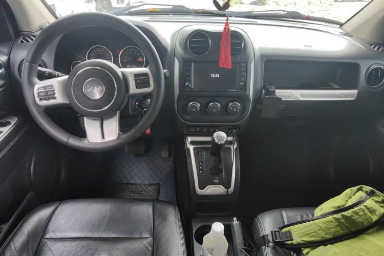 Used Jeep Compass 2014 Revised Version 2.0L Two-Wheel Drive Elite Edition Center Console