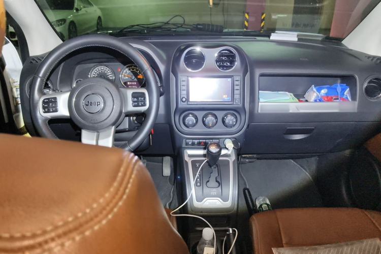 Used Jeep Compass 2014 Revised Version 2.4L Four-Wheel Drive Luxury Navigation Edition Center Console