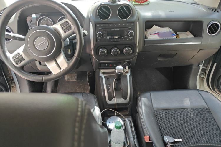 Used Jeep Compass 2014 Revised Version 2.4L Four-Wheel Drive Comfort Edition Center Console