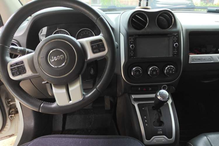 Used Jeep Compass 2014 Revised Version 2.4L Four-Wheel Drive Comfort Edition Center Console